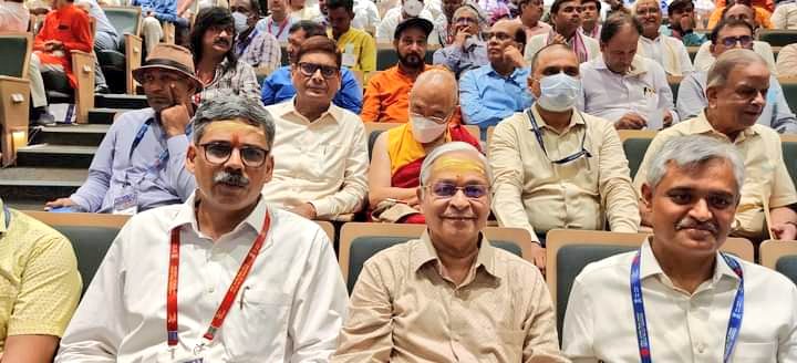 हम केवल डिग्री धारक युवा तैयार न करें, बल्कि देश को आगे बढ़ने के लिए जितने भी मानव संसाधनों की जरूरत हो, हमारी शिक्षा व्यवस्था वो देश को दे।

इस संकल्प का नेतृत्व हमारे शिक्षकों और शिक्षण संस्थानों को करना है।

-माननीय प्रधानमंत्री श्री<a href="/narendramodi/">Narendra Modi</a>

#ShikshaSamagam