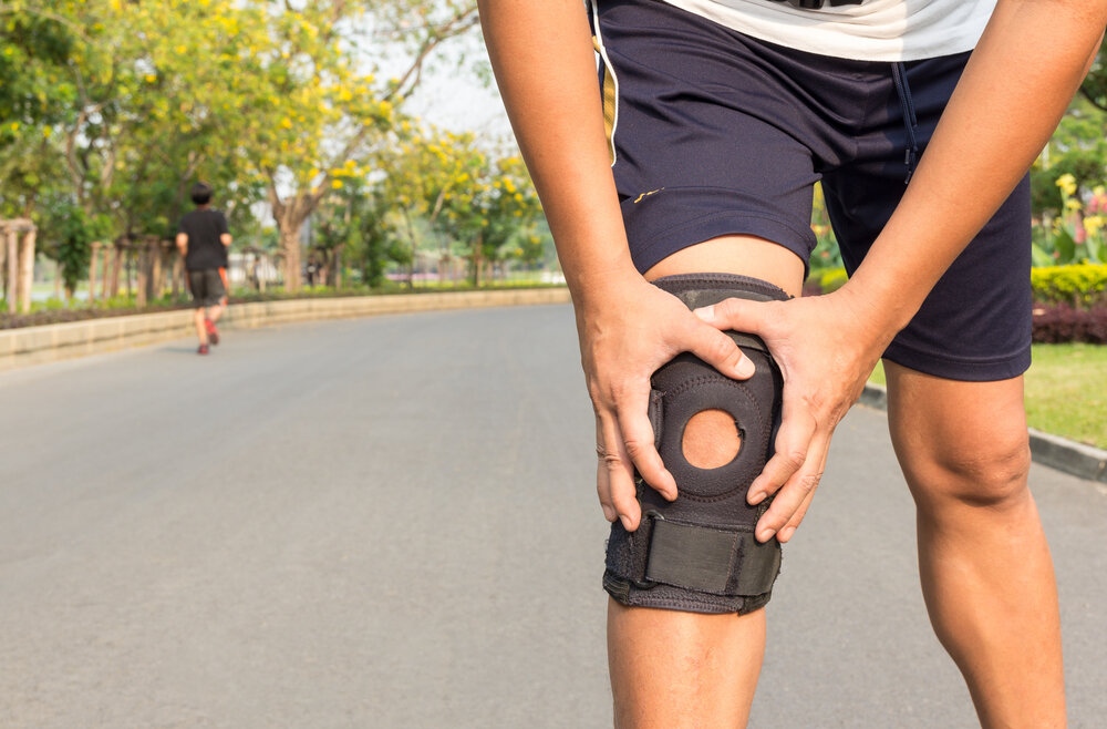 drsterett's tweet image. Does your knee regularly give out or lock up on you? You may be experiencing knee instability. Here are a few reasons why your knee may be giving out on you as you move through your daily activities. 

drsterett.com/sports-medicin…

#KneePain #kneeinstability #KneeSurgeon #KneeInjury
