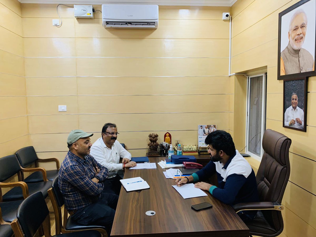 mepratap's tweet photo. ದಶಪಥ ಹೆದ್ದಾರಿಗೆ  ಸಂಬಂಧಿಸಿದಂತೆ  ಕೆಲವು ತೊಡಕು ನಿವಾರಣೆಗೆ NHAI ಪ್ರಾಜೆಕ್ಟ್  ಡೈರೆಕ್ಟರ್ ಶ್ರೀಧರ್  ಮತ್ತು DBL ಪ್ರಾಜೆಕ್ಟ್ ಮ್ಯಾನೇಜರ್ ರಮೇಶ್ ತ್ರಿಪಾಠಿಯವರ ಜೊತೆ ಚರ್ಚಿಸಿ ಮಾರ್ಗೋಪಾಯದ ಬಗ್ಗೆ ತೀರ್ಮಾನಿಸಲಾಯಿತು. https://t.co/DYTi7EMSiI