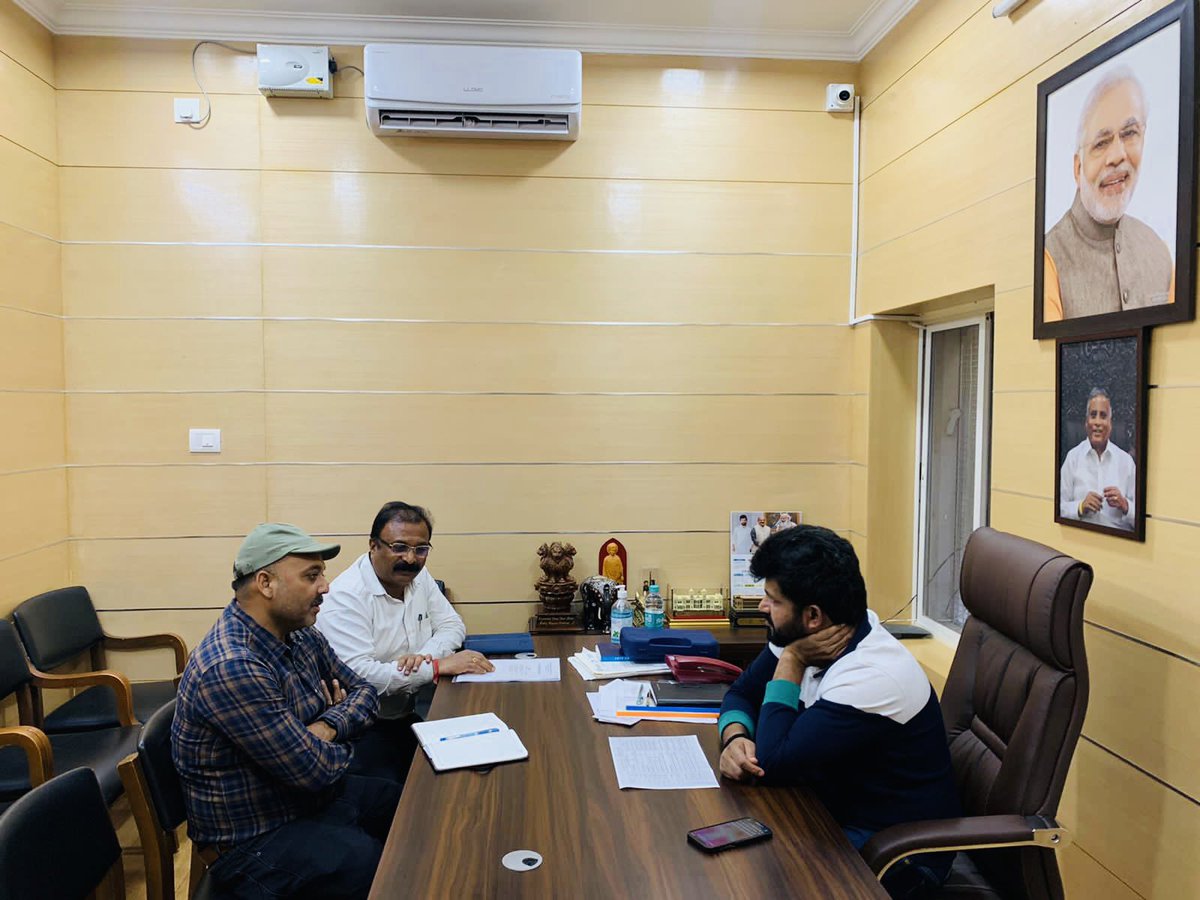 mepratap's tweet photo. ದಶಪಥ ಹೆದ್ದಾರಿಗೆ  ಸಂಬಂಧಿಸಿದಂತೆ  ಕೆಲವು ತೊಡಕು ನಿವಾರಣೆಗೆ NHAI ಪ್ರಾಜೆಕ್ಟ್  ಡೈರೆಕ್ಟರ್ ಶ್ರೀಧರ್  ಮತ್ತು DBL ಪ್ರಾಜೆಕ್ಟ್ ಮ್ಯಾನೇಜರ್ ರಮೇಶ್ ತ್ರಿಪಾಠಿಯವರ ಜೊತೆ ಚರ್ಚಿಸಿ ಮಾರ್ಗೋಪಾಯದ ಬಗ್ಗೆ ತೀರ್ಮಾನಿಸಲಾಯಿತು. https://t.co/DYTi7EMSiI