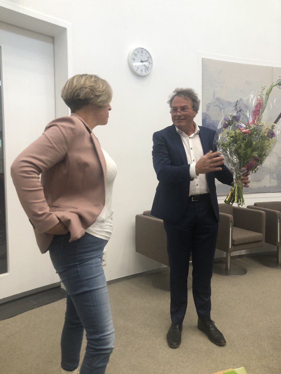Trots dat ik gekozen ben als bestuursvoorzitter van de Omgevingsdienst @deODRU. Een prachtige club die ook nog precies 10 jaar bestaat. Werkt voor 15 gemeenten in de <a href="/ProvUtrecht/">Provincie Utrecht</a>. Er komen drukke tijden aan. Zin in!
Natuurlijk een bloemetje voor interim-vz <a href="/PetraDoornenbal/">Petra Doornenbal</a> Dank!