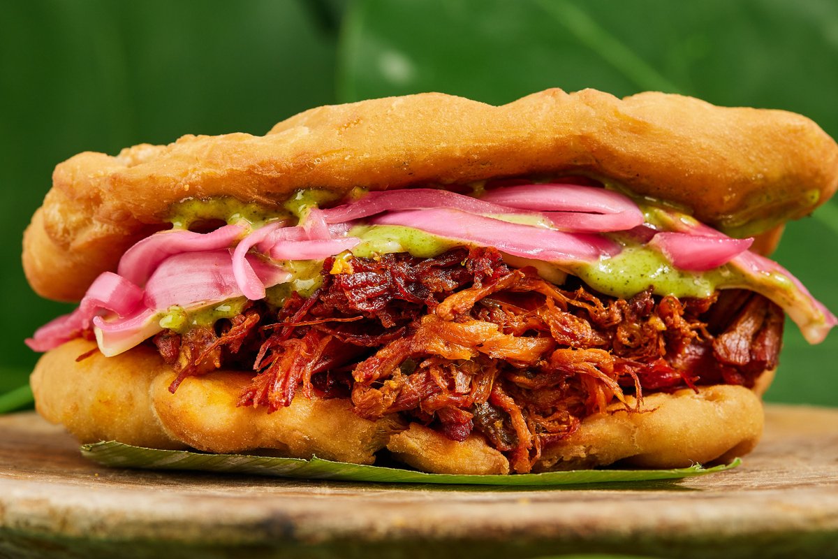 Emparedado de Ropa Vieja en Hojaldra. Disponible todos los dias en nuestras 4 sucursales #pasionporlopanameño #panama