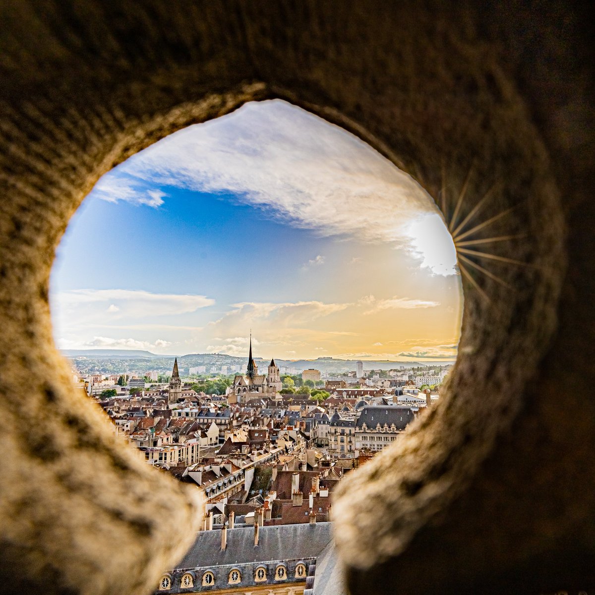 KyonyxPhoto's tweet photo. Série "À travers" et "Prendre de haut Dijon Métropole" Le trou de la serrure 

Regardez à travers le trou de la serrure et admirez 🤩📷.

#atravers #troudeserrure #tourphilippelebon #architecture #jeudiphoto #dijon https://t.co/YK1CGtFpSU