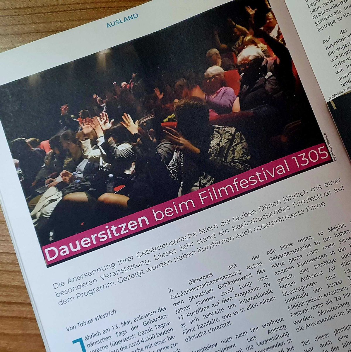 glzeitung's tweet photo. Schon gewusst, dass die tauben Dänen jedes Jahr die #Anerkennung der Dänischen #Gebärdensprache mit einer besonderen Veranstaltung feiern? Dieses Jahr gab es ein beeindruckendes #Filmfestival und die DGZ war dabei! Den Bericht unseres Autoren könnt ihr im neuen Heft nachlesen. https://t.co/Iw23wNY3Pb