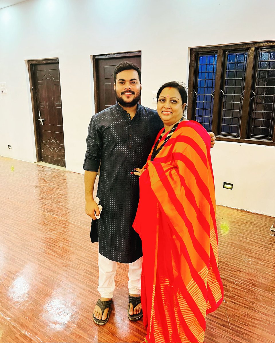 ____Himansh's tweet photo. "बड़ी दीदी और मैं "❤️🥰
तस्वीर परिचय :-पहली तस्वीर सन् 2000 की और दूसरी सन् 2022 की!!😊
#22yearschallenge https://t.co/kAh2afOmUy