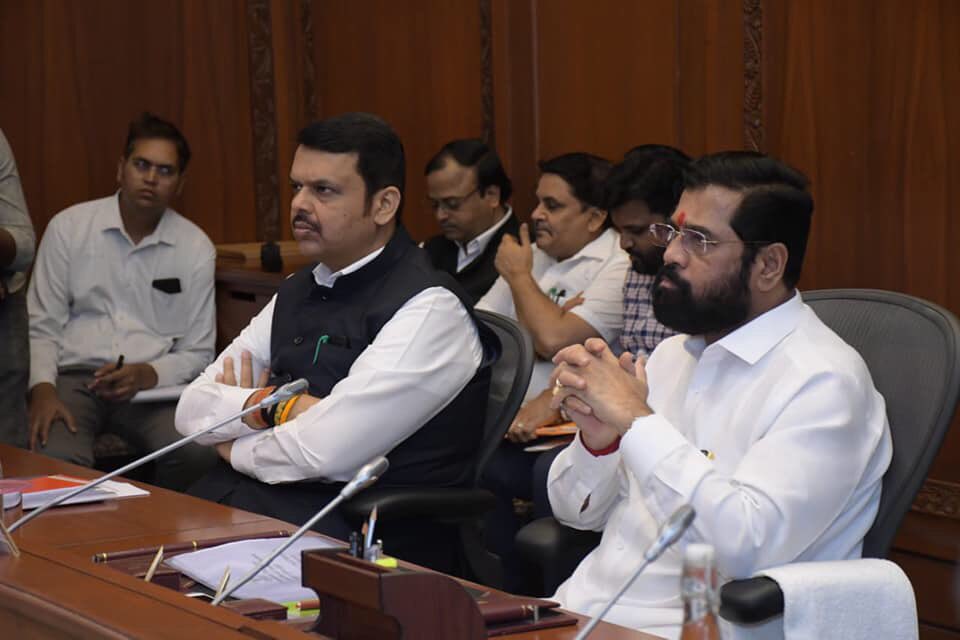 mieknathshinde's tweet photo. माझ्या अध्यक्षतेखाली व उपमुख्यमंत्री मा.श्री.@Dev_Fadnavis यांच्या उपस्थितीत संपन्न झालेल्या बैठकीत गोदावरी नदीच्या खोऱ्यातील पाणी सिंचनाकरिता वळवण्यासाठी प्रयत्न करण्याबाबत तसेच वैनगंगा नळगंगा नदी प्रकल्पासंदर्भातील आराखडा तयार करण्याबाबत सुचना दिल्या.
#MaharashtraFirst https://t.co/LYnOKEnxJk