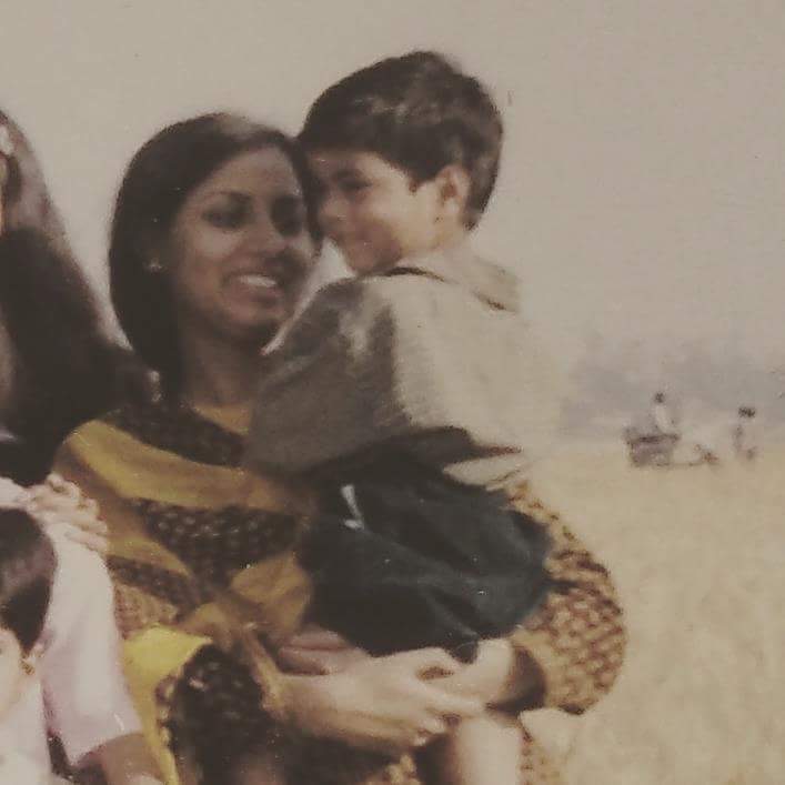 ____Himansh's tweet photo. "बड़ी दीदी और मैं "❤️🥰
तस्वीर परिचय :-पहली तस्वीर सन् 2000 की और दूसरी सन् 2022 की!!😊
#22yearschallenge https://t.co/kAh2afOmUy