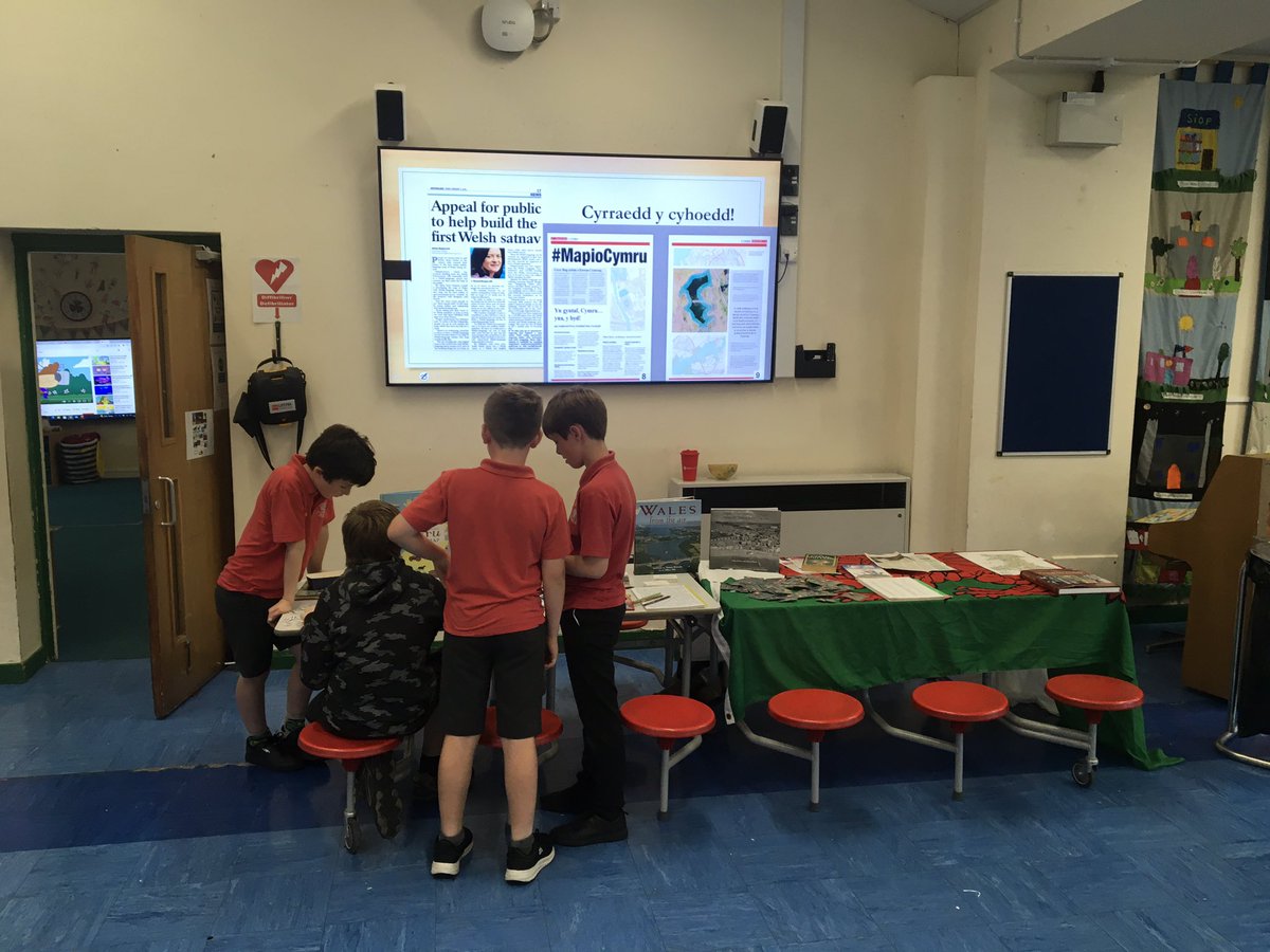 MapioCymru's tweet photo. Disgyblion @Bl6PYG21_22 yn mwynhau ein hadnoddau #mapio @Cymraeg ar ein stondin #mapioCymru yn Ffair Haf @Penygarth_CRhA @YsgolPenyGarth.

Pupils from Yr6 enjoying https://t.co/ARB4vEpDzl’s stall @Penygarth_CRhA’s Summer Fete @YsgolPenyGarth. 

#mapioCymru @PenarthTimes https://t.co/7mCjOjJQIG