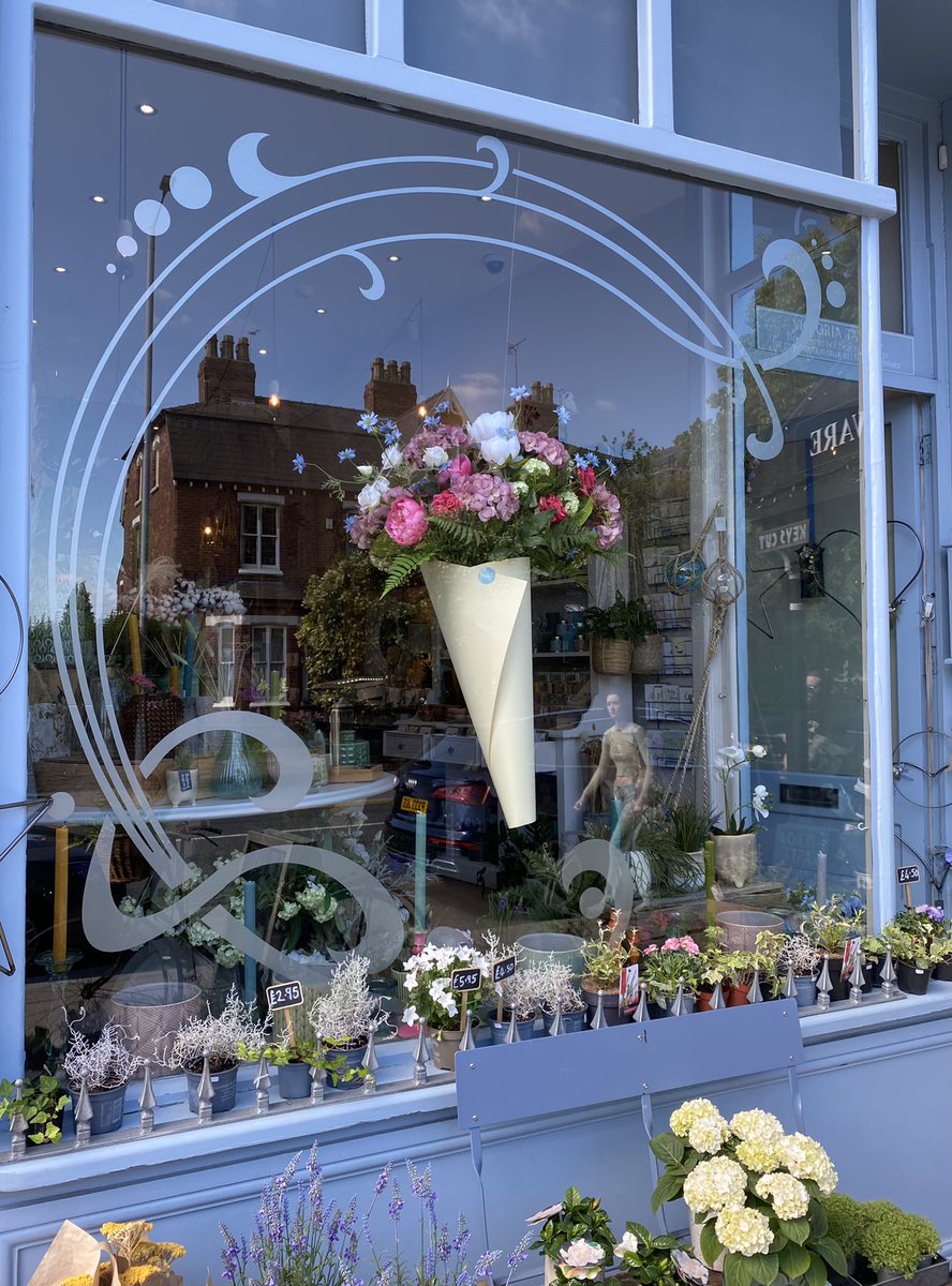 realbluedoor's tweet photo. Good enough to eat… The summer window is in to remind you to eat ice cream everytime you pass the shop. #icecream #icecreamlife #icecreamlover #summerwindow #floristwindow #windowdisplay https://t.co/jSPJAIkjyx