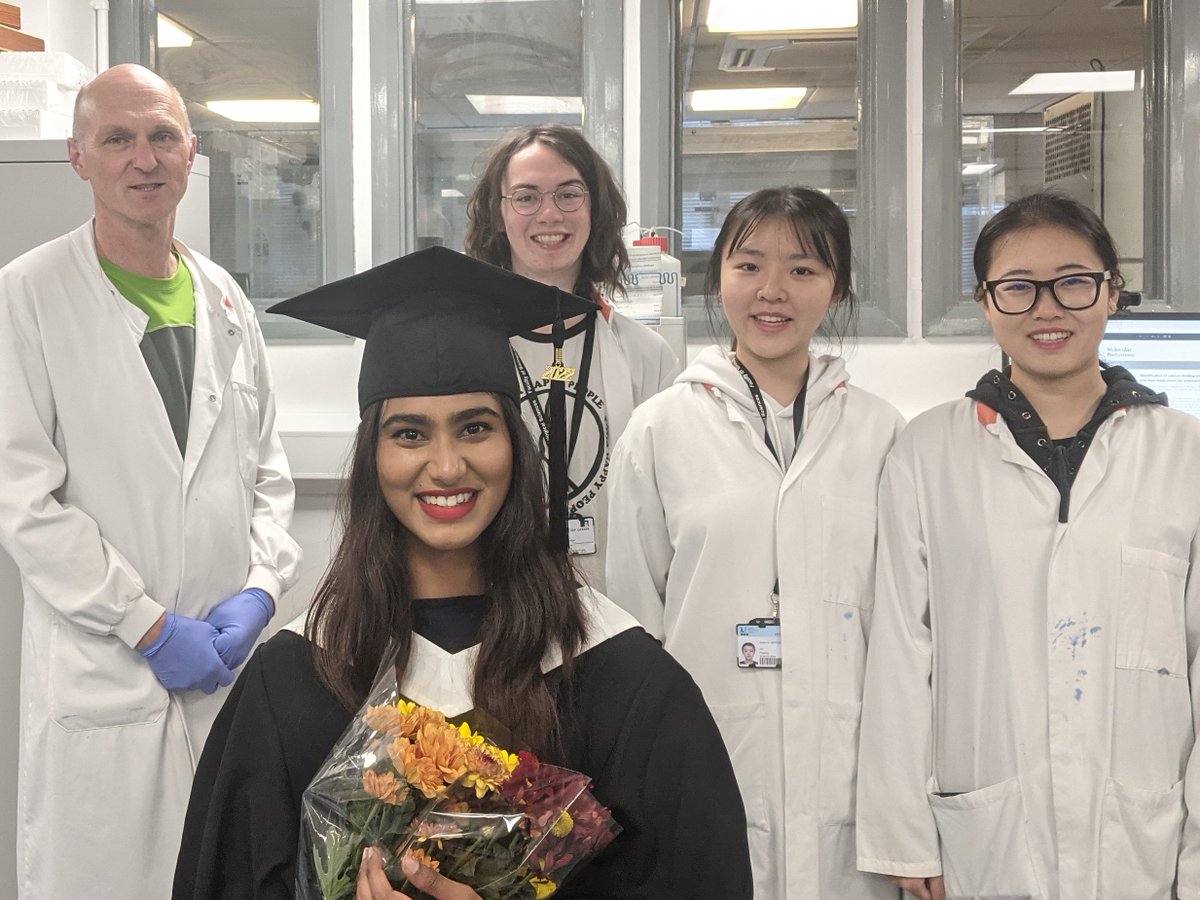 BindingLeeds's tweet photo. Masters student learns how to do some things. Company employs them to do those things.
Graduate visits lab to tell us about it.

Good to see Anu at graduation, with friends. 
@ShrishtiBanerjee 

With current Masters students Adam, @XinHuan62030017 @wanglin950815 https://t.co/dDl24Lod2a