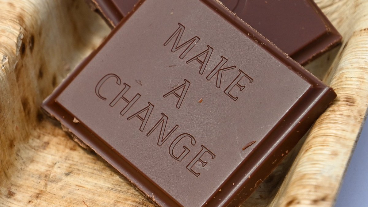 Make a Change am #TagderSchokolade! 🍫 Mit dem GEPA Kakao-Plus-Preis kannst du sicher sein, dass Kakaobäuer*innen angemessen bezahlt werden, Kinder eine echte Chance auf Bildung erhalten und die Menschen faire Arbeitsbedingungen vorfinden. Mehr auf gepa.de/faireschokowel…