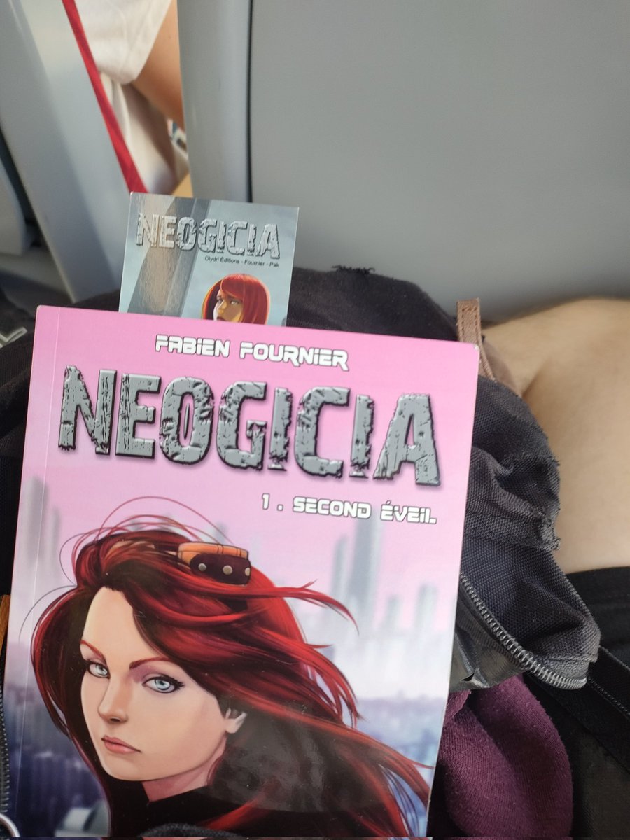 MrIkarugaX's tweet photo. @Olydri_Noob Je suis en ce moment même en train de lire le 1er tome et c'est vrai que ce serait incroyable de voir une adaptation en série/film ! Bon courage pour le crowdfunding !! https://t.co/Fmhqruno0m