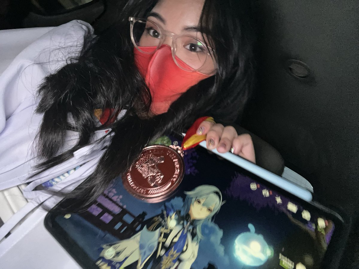 i graduated from senior highschool today 😜