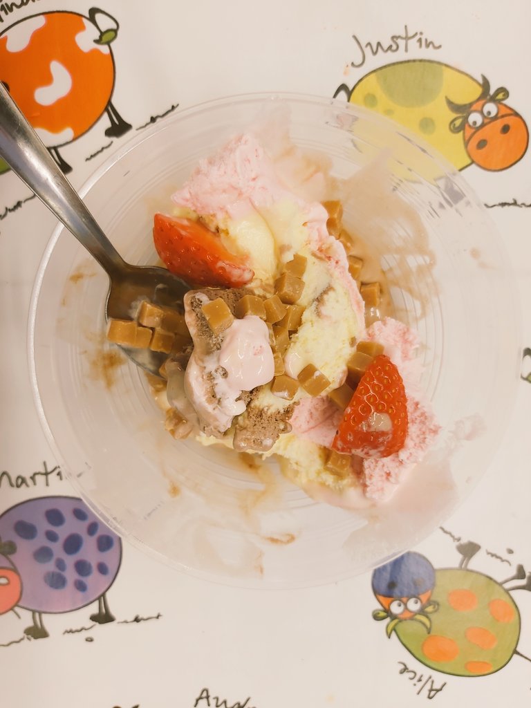 ChilternOutdoor's tweet photo. Our final session of Cooking club - Ice Cream bar to create their own sundae! A well deserved treat for so much hard work, focus and resilience. Well done everyone - Mrs B &amp; Miss Stapleton 😊 https://t.co/BD3Eeuu2el