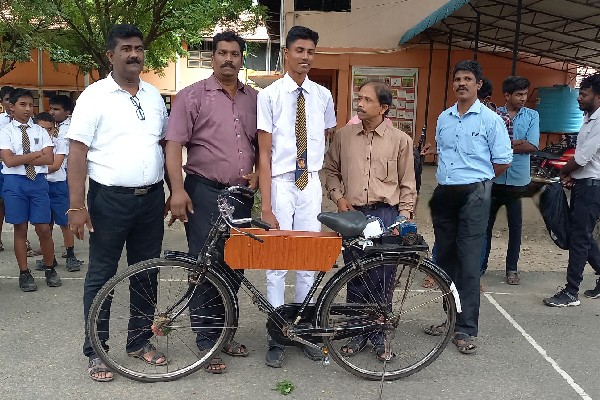 thiruthiruK's tweet photo. 🥇Selvachchandran Sriman, a Hartley College, Jaffna student, modified a bicycle into a hybrid bike

He introduced &amp; demonstrated it at the Young Innovators Club of his college &amp; said, "I faced challenge to attend school due to fuel crisis &amp; invented this to help students like me" https://t.co/7pzfaQEjsM