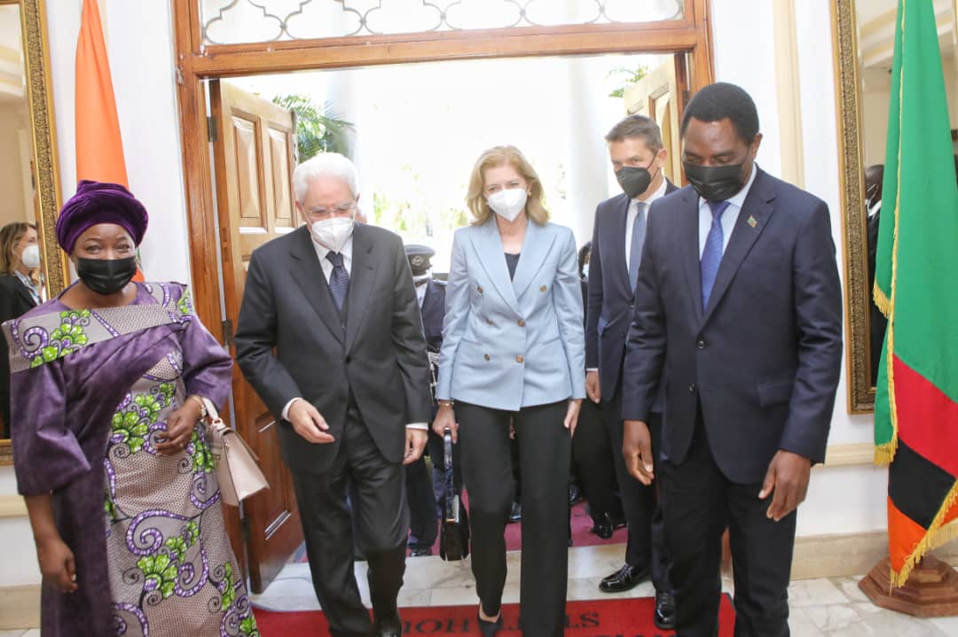 MrsHichilema's tweet photo. It was a great honour to host HE Mr Sergio Mattarella, President of the Republic of Italy and the First Lady Ms Laura Mattarella to a luncheon at State House. Our countries share a long and warm friendship based on mutual interest and respect.@ItalyinZambia
🇿🇲 + 🇮🇹 = 🤝 https://t.co/yTvdE1JQji