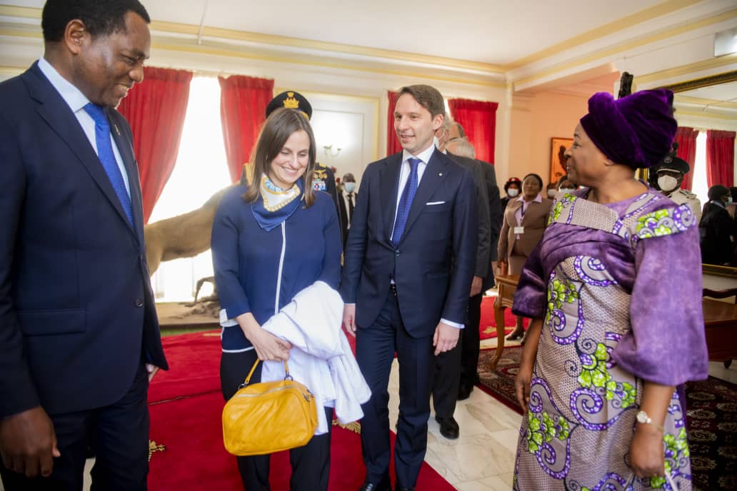 MrsHichilema's tweet photo. It was a great honour to host HE Mr Sergio Mattarella, President of the Republic of Italy and the First Lady Ms Laura Mattarella to a luncheon at State House. Our countries share a long and warm friendship based on mutual interest and respect.@ItalyinZambia
🇿🇲 + 🇮🇹 = 🤝 https://t.co/yTvdE1JQji
