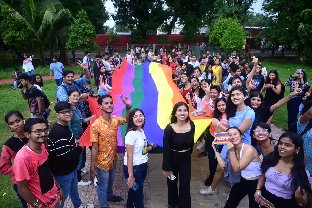 _TheRedEmpire_'s tweet photo. Here are some of the amazing moments we captured on the pride parade conducted on 30th June to bless your feed with lots of 'love with pride'🏳️‍🌈
#pridereborn 
#theredempire
@LGBTHM https://t.co/VYopk0zDZD