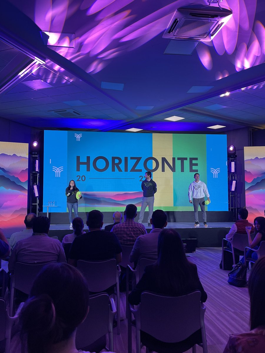ferlop89's tweet photo. Nuestros #EXATECMI saltan al escenario para compartirnos una sorpresa a todos: una carta con un testimonio real de un egresado de @Tecmilenio
#HORIZONTE https://t.co/CsecnVHfra