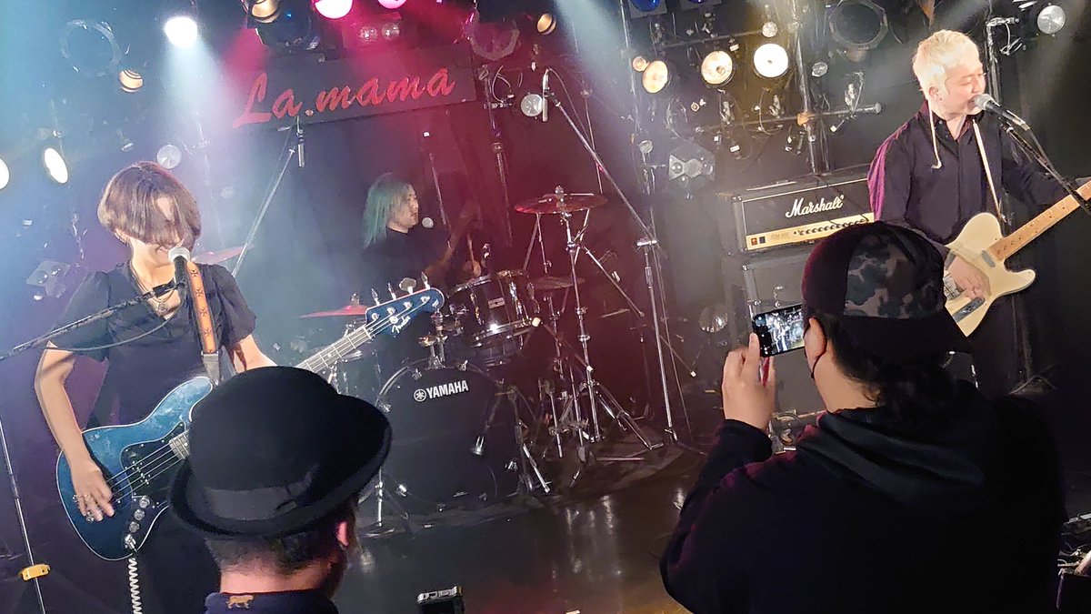 summerslum1019's tweet photo. 7月7日 渋谷La mama
ELECTRIC MAMA Release Tour
復活したmadmantailsのライブを観て来ました、佐藤達生さんのソロ、Riverside Riversideのライブを観ていたので曲も分かっていたし新加入した元UNCHICK SHOWのアサミさんのベースも格好良くて気分良さげに演奏してたのが印象的でした https://t.co/4aaFSCFff0