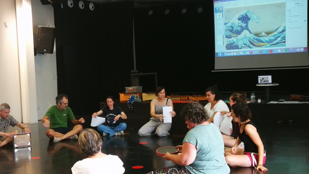 LaMarfamusica's tweet photo. I avui encarem la recta final de l'#EscolaEstiudeMúsica, amb una sessió de creació interdisciplinària amb @albacamins, música a l'escola d'educació especial amb @AlbadaBlay, i el taller de creació de cançons amb @MarionaCastells i @guillemromatort 

#formació #docents #estiu https://t.co/6jCjb62w3o