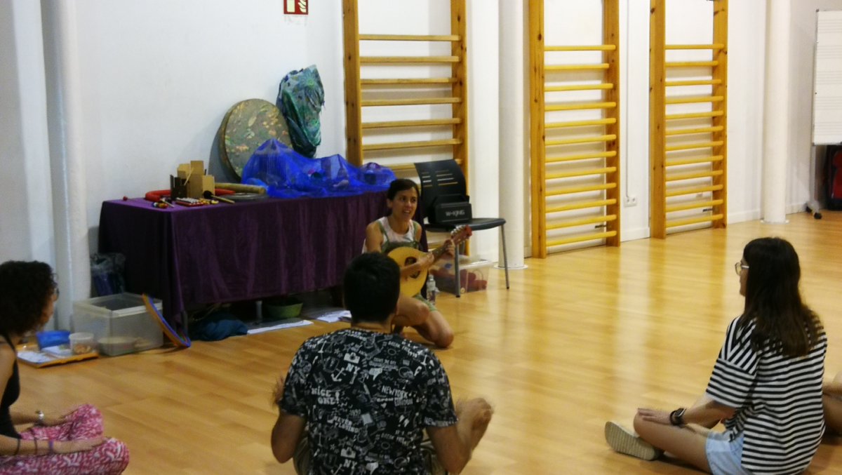 LaMarfamusica's tweet photo. I avui encarem la recta final de l'#EscolaEstiudeMúsica, amb una sessió de creació interdisciplinària amb @albacamins, música a l'escola d'educació especial amb @AlbadaBlay, i el taller de creació de cançons amb @MarionaCastells i @guillemromatort 

#formació #docents #estiu https://t.co/6jCjb62w3o