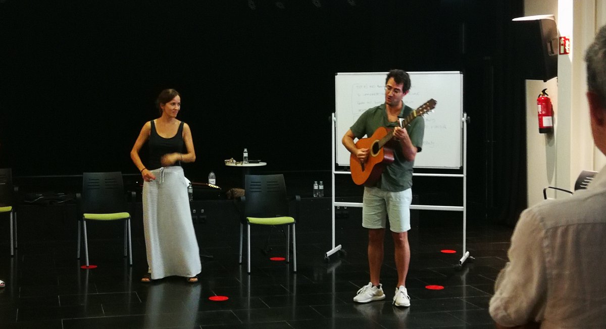 La Marfà (@lamarfamusica) on Twitter photo I avui encarem la recta final de l'#EscolaEstiudeMúsica, amb una sessió de creació interdisciplinària amb <a href="/albacamins/">Alba Pujol Camins</a>, música a l'escola d'educació especial amb <a href="/AlbadaBlay/">Albada Blay</a>, i el taller de creació de cançons amb <a href="/MarionaCastells/">Mariona Castells</a> i <a href="/guillemromatort/">Guillem Roma</a>
#formació #docents #estiu I avui encarem la recta final de l'#EscolaEstiudeMúsica, amb una sessió de creació interdisciplinària amb <a href="/albacamins/">Alba Pujol Camins</a>, música a l'escola d'educació especial amb <a href="/AlbadaBlay/">Albada Blay</a>, i el taller de creació de cançons amb <a href="/MarionaCastells/">Mariona Castells</a> i <a href="/guillemromatort/">Guillem Roma</a>
#formació #docents #estiu