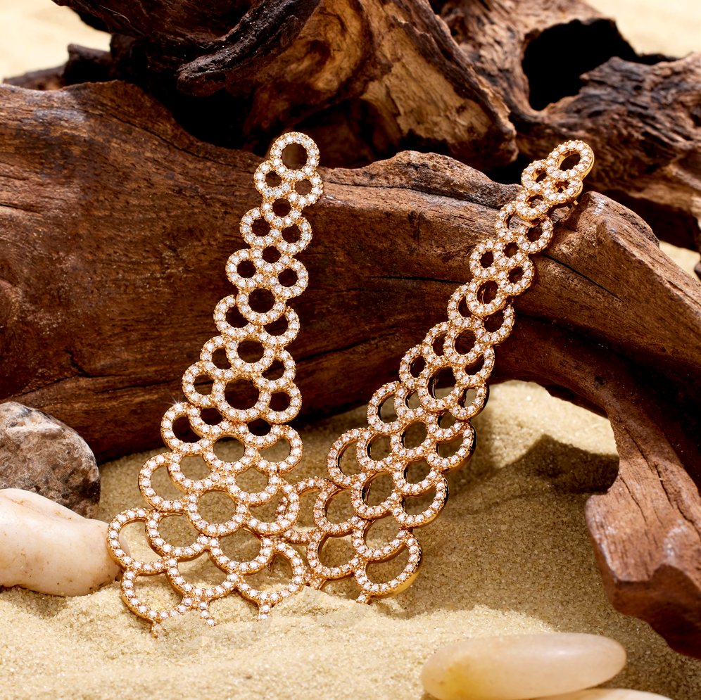 RdeVersailles's tweet photo. Sparkling in the sand! ✨ Discover our beautiful selection of gold and diamond drop earrings at Royal de Versailles Jewellers!
#jewellery #earrings #diamonds #diamondearrings #beach #sand #treasure #diamondjewellery #Yorkville #BloorYorkville #Toronto #RdeV #RoyaldeVersailles https://t.co/NWdZIt8wNZ