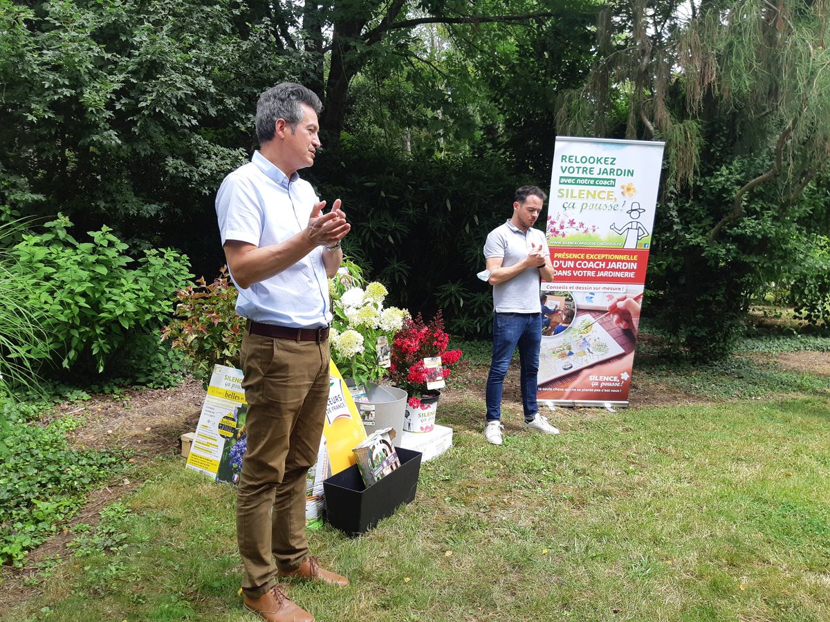 FleurRemery's tweet photo. Suite de la journée chez #Hortival diffusion. Visite, présentation de l'entreprise et de la marque silence ça pousse. "Nous souhaitons rendre le jardin accessible à tous" indique Michel NICOU, Directeur général. https://t.co/p64fY1pjoY