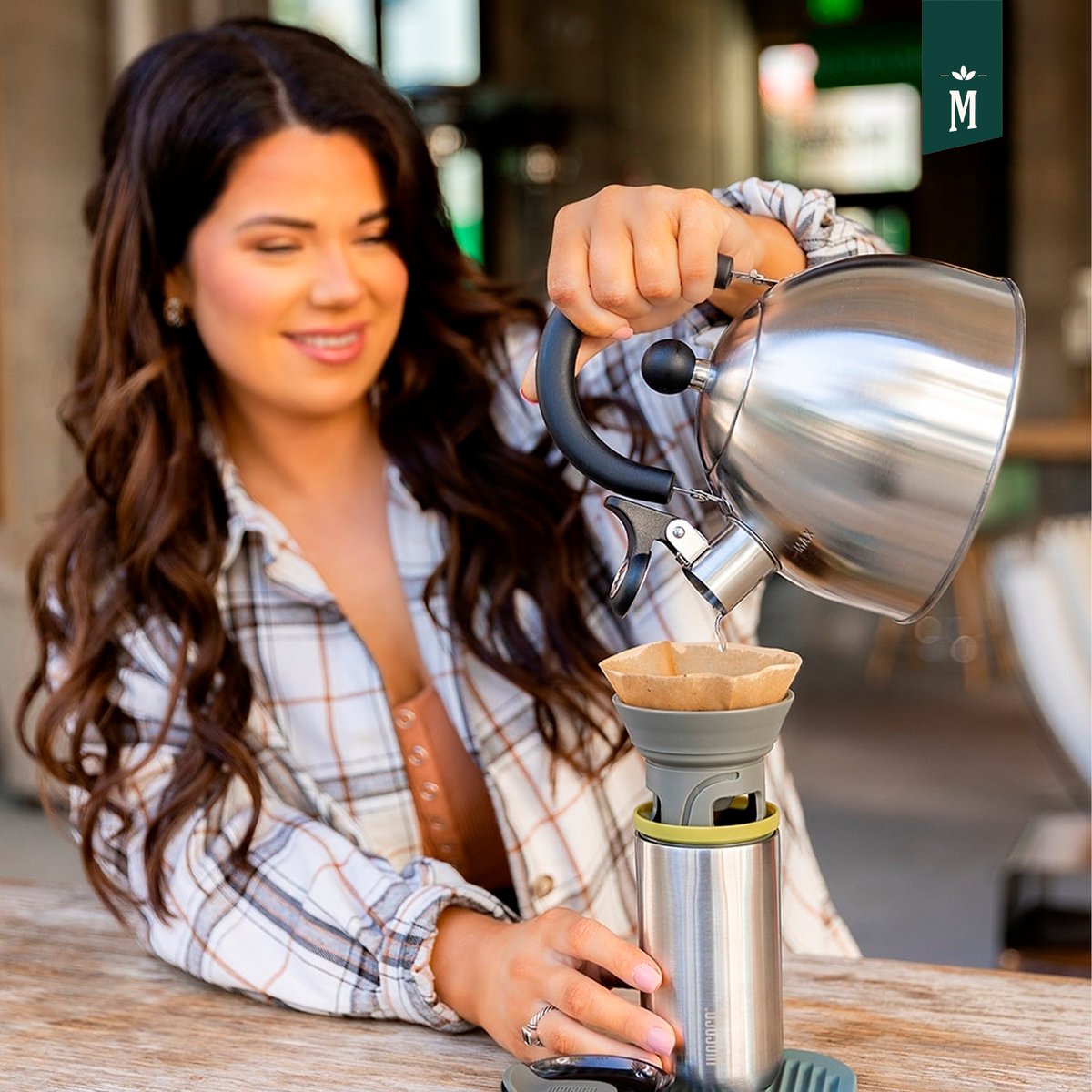 MelchiadeC's tweet photo. ¿Prefieres un café largo a un espresso? #Cuppamoka☕🟢 es el ideal

Solo tienes que agregar café molido al filtro y vertir agua con un movimiento circular lento, luego sacar el filtro y ¡disfrútalo! 👌

Encuéntralo en nuestro sitio web 👇

https://t.co/C2HUbchqpc https://t.co/WXEcuNWRX7