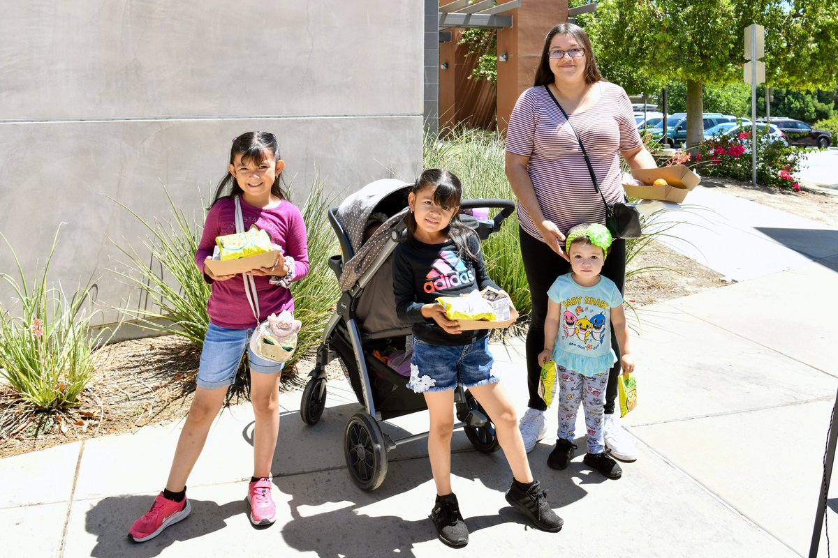 JurupaUSD's tweet photo. Our JUSD Nutrition Services team is serving up smiles with BBQ Lunch at the Library!
Join them again at the Glen Avon Library on July 14th from 11am-1pm for more hot dogs, hamburgers, and chicken. Free for kids 18 and younger! ππ #jusd #jusdshares #lunchatthelibrary https://t.co/XeE2Zmf3xa