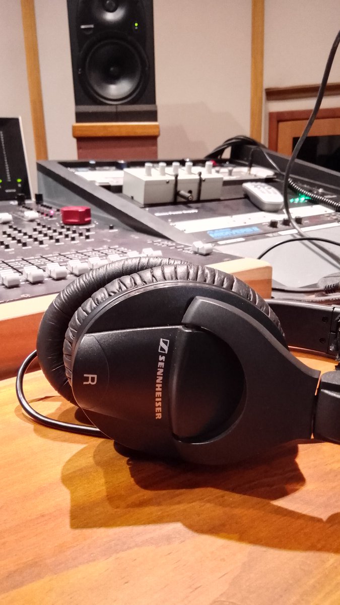 Vol11Studio's tweet image. Working on #musicproduction this morning at @MayaStudio 🎵 @sivarawk Check out #Vol11Studio on @SoundBetterNow ! Link in bio 🎸 #recordingstudio #rockmusic #vocals #guitar #mixing