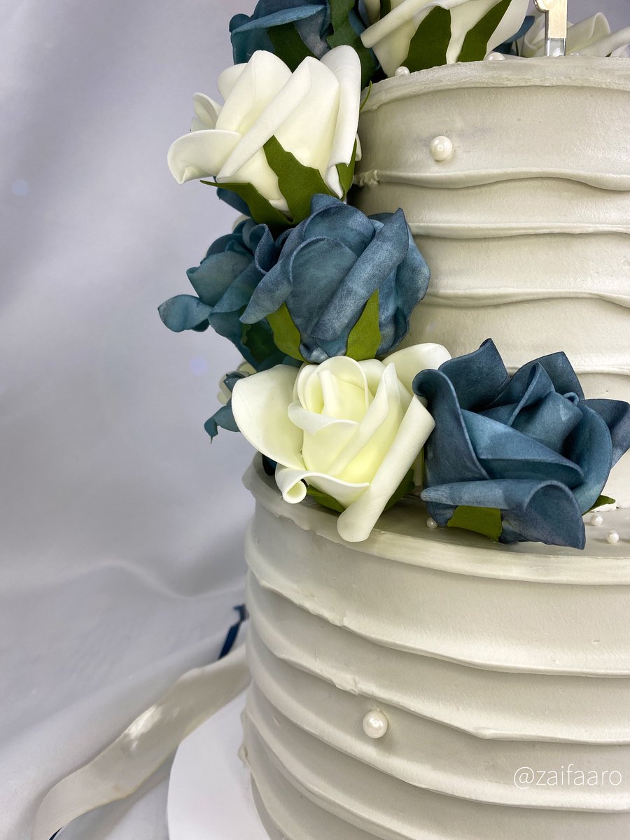 zaifaaro's tweet photo. A simple wedding cake. https://t.co/6hIGD1HdZc
