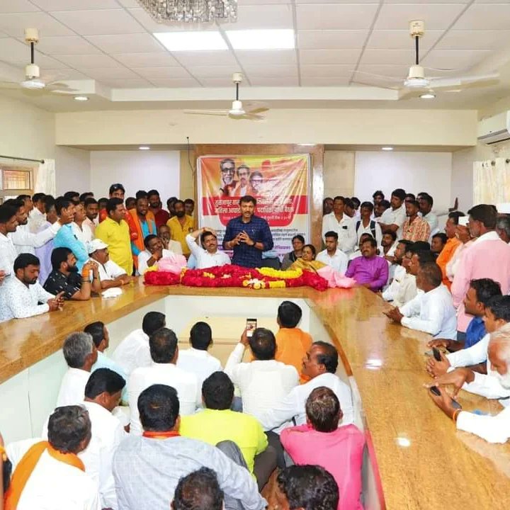 RajahmadPathan's tweet photo. शिवसेना तुळजापूर तालुक्याची आढावा बैठक आज मा. खासदार ओमराजे निंबाळकर व जिल्हाप्रमुख तथा आमदार कैलास दादा पाटील यांच्या मार्गदर्शनाखाली पार पडली.तुळजापूर तालुक्यातील प्रत्येक पदाधिकारी, शिवसैनिक आजही उद्धव साहेबांच्या पाठीशी ठामपणे उभा आहे . https://t.co/s1gfToKvr4