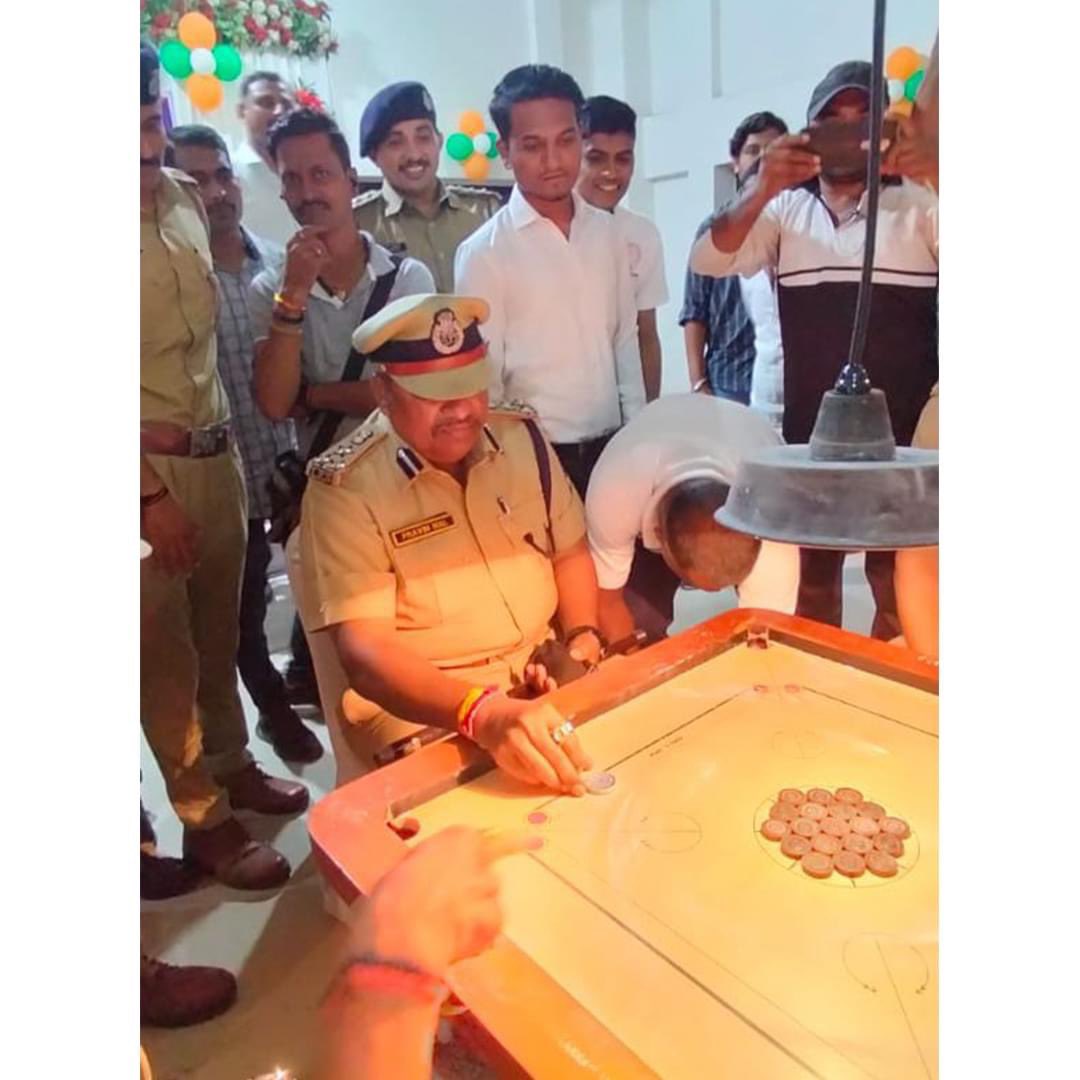 sanghaviharsh's tweet photo. Community Policing. 
#SuratPolice https://t.co/IL0jUqR6FK