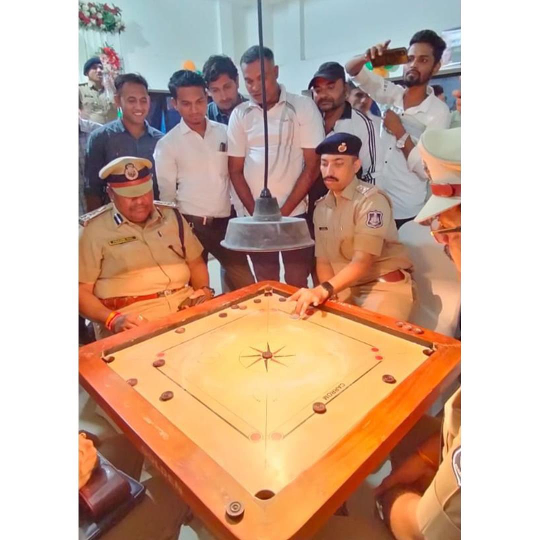 sanghaviharsh's tweet photo. Community Policing. 
#SuratPolice https://t.co/IL0jUqR6FK