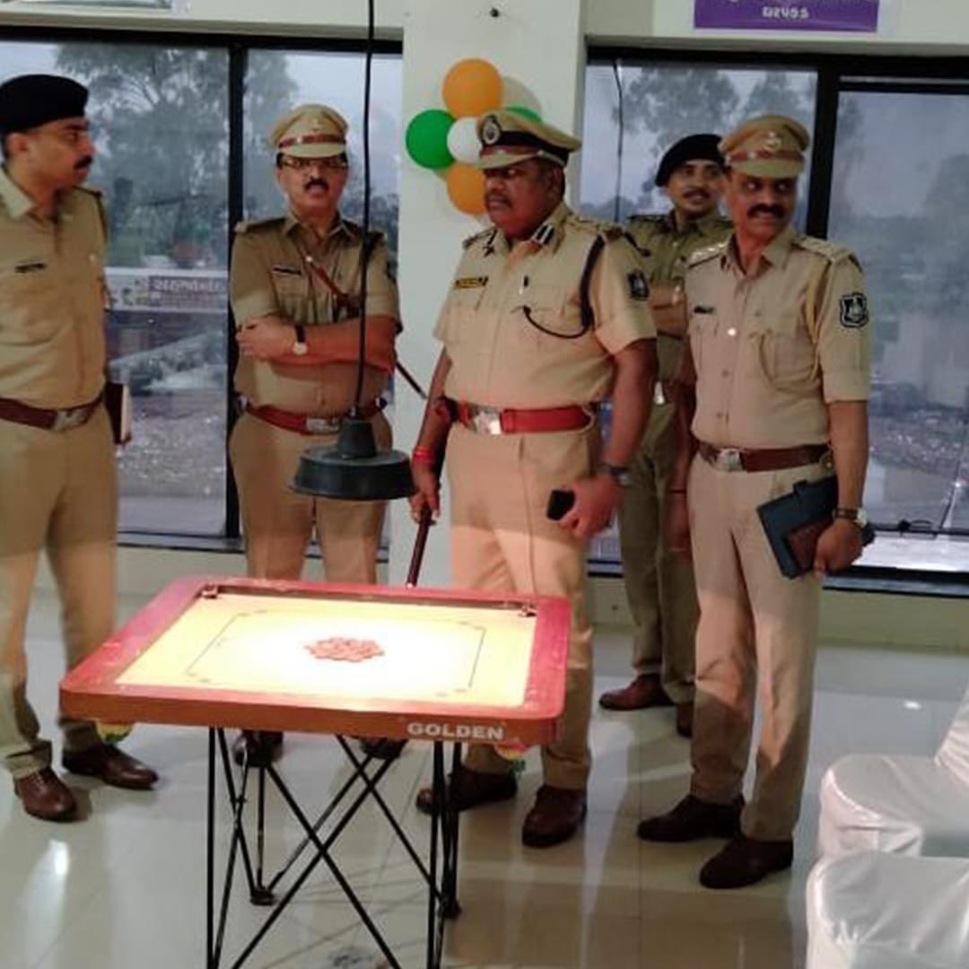 sanghaviharsh's tweet photo. Community Policing. 
#SuratPolice https://t.co/IL0jUqR6FK