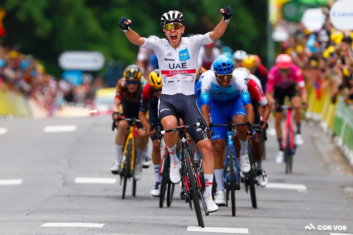 cyclingtips's tweet photo. Tadej Pogačar is on another planet! #TDF2022 https://t.co/p45N1hN0Dm https://t.co/1XW8dPwDSz
