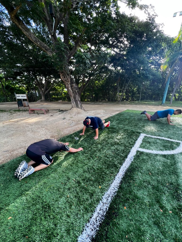 josemcalderonc's tweet photo. La Banda, el norteño… jajaja a correr 🏃‍♂️ 🏃‍♂️🏃‍♂️🏃‍♂️🏃‍♂️@claucalderon73 https://t.co/q3tovGPePh