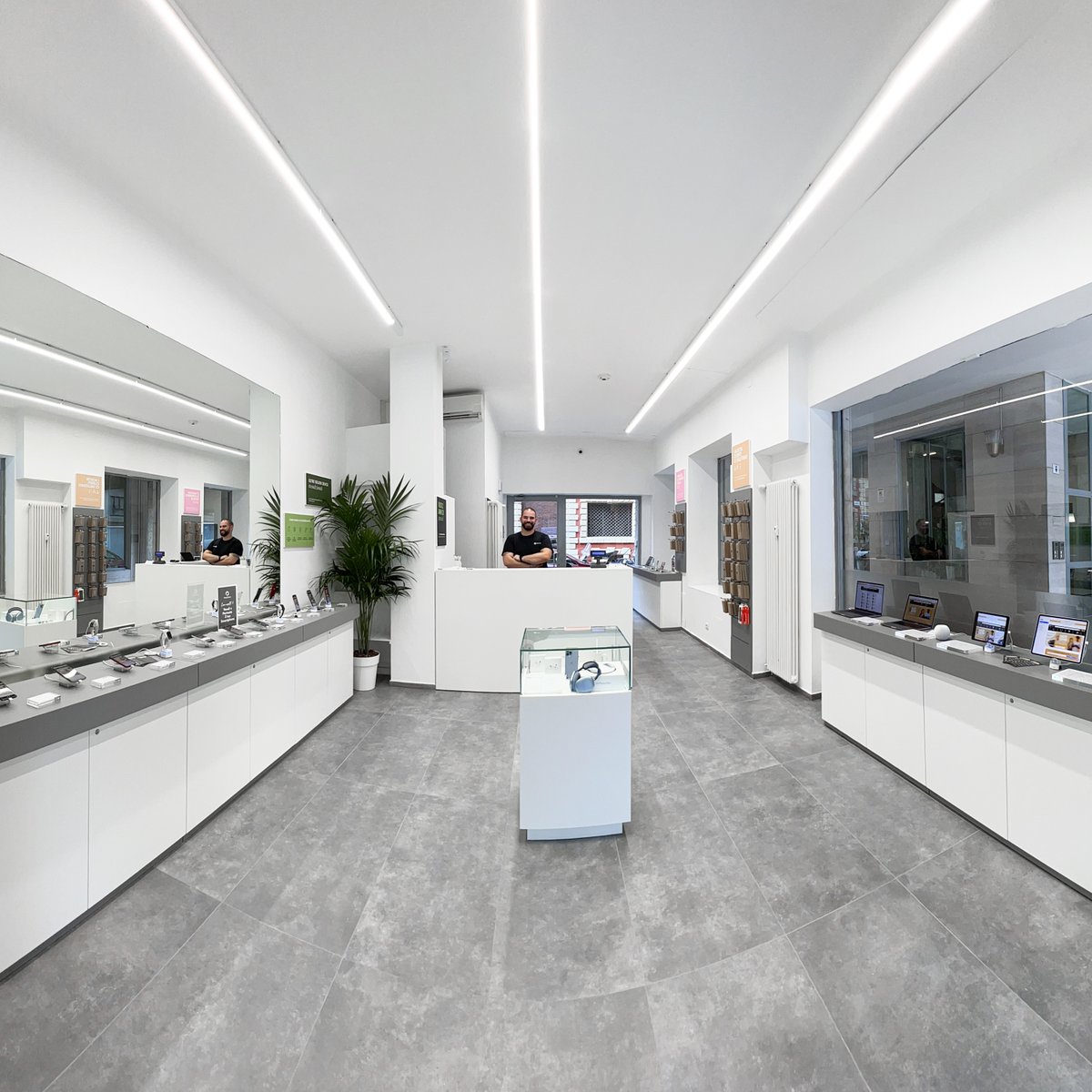 TrenDevice's tweet photo. Oggi abbiamo aperto il nostro nuovo #TrenDeviceStore a Bologna! 😎 🛍️
Siamo ufficialmente operativi in pieno centro, in Piazza Franklin Delano Roosevelt 4, con i seguenti orari:
lunedì - venerdì 9:00 - 13:00 | 15:00 - 19:00
e il Sabato dalle 11:00 alle 19:00. Ti aspettiamo! https://t.co/eLSjezMA1X