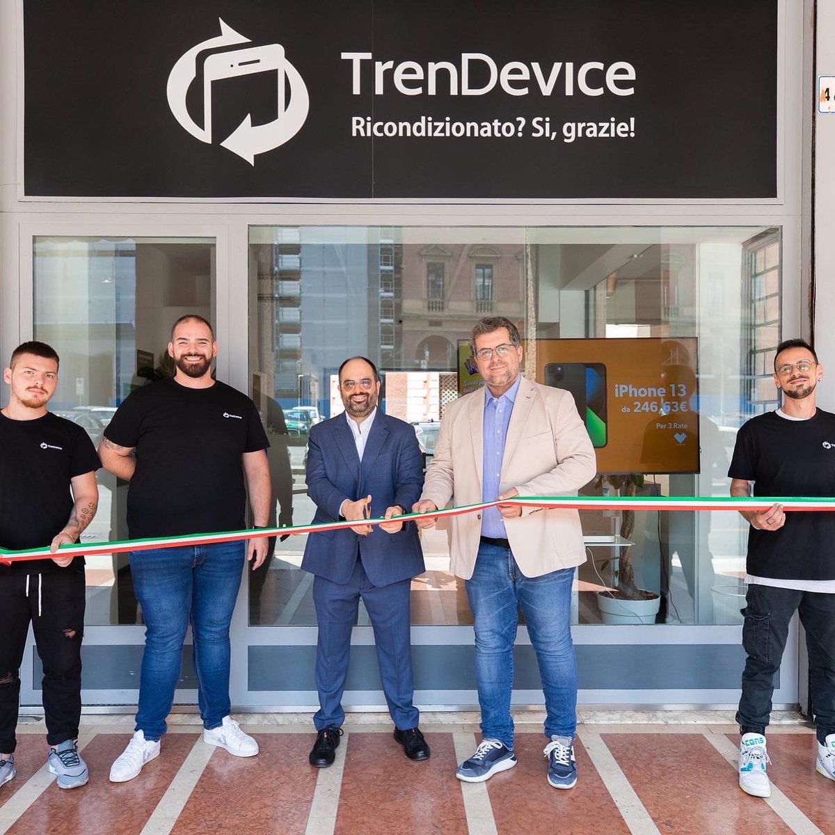 TrenDevice's tweet photo. Oggi abbiamo aperto il nostro nuovo #TrenDeviceStore a Bologna! 😎 🛍️
Siamo ufficialmente operativi in pieno centro, in Piazza Franklin Delano Roosevelt 4, con i seguenti orari:
lunedì - venerdì 9:00 - 13:00 | 15:00 - 19:00
e il Sabato dalle 11:00 alle 19:00. Ti aspettiamo! https://t.co/eLSjezMA1X