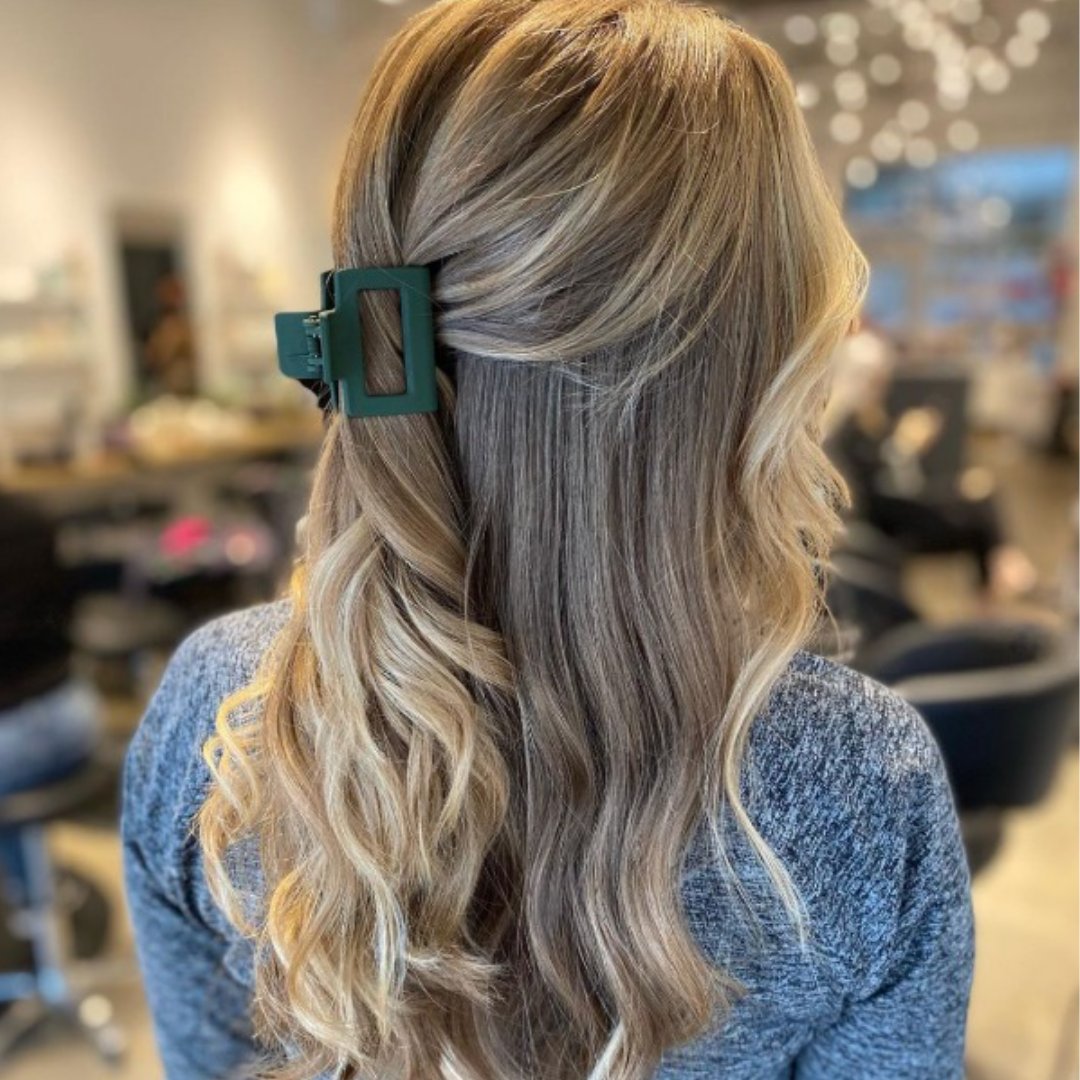 artelsalon's tweet photo. Soft layers and a @shopremirain clip showing off this pretty blonde by @hairbymaegen 🌸

#yvrhair #yvrsalon #vancouverhair #vancouversalon #vancouverblonde #vancouverbalayage #vacouversmallbusiness #vanacouverstylist #yvrstylist #vancouverhairstylist #yvrhairstylist https://t.co/aEICysIqYQ