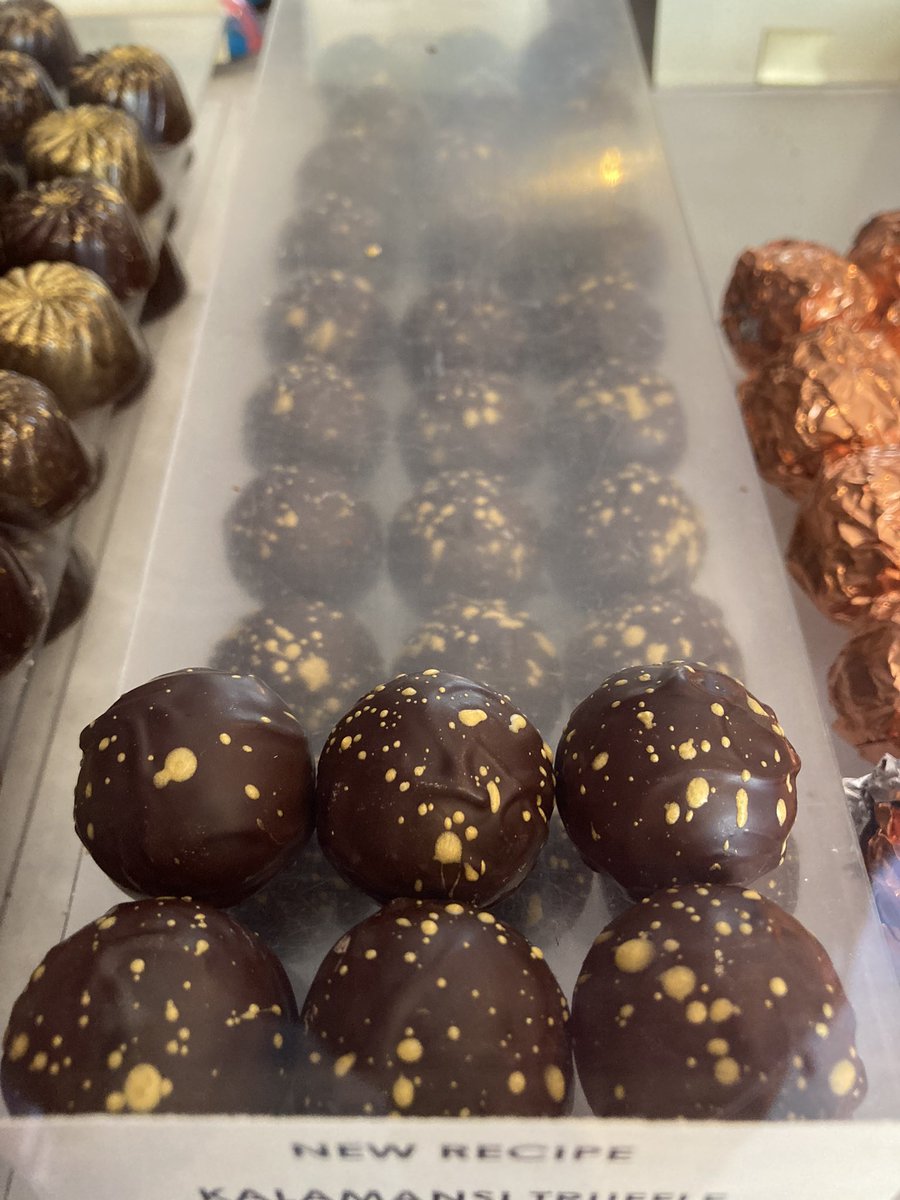 You GOTTA try this! Two amazing *VEGAN* truffles that are so smooth and taste so great you’d never know they were vegan! Hop over to @paul_a_young for these new treats! Passion fruit or kalamansi - YUM!