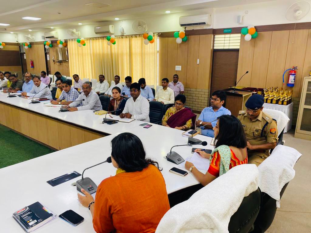 MedhaRoopam's tweet photo. आज समस्त जिलास्तरीय अधिकारियो के साथ जिले में चल रही समस्त इन्फास्ट्रक्चरल  प्राथमिकता की बड़ी बड़ी योजनाओ की समीक्षा बैठक की गयी शहर के विकास के लिये  जहा ऑफिस, बिल्डिंग तथा निर्माण कार्य कराने हेतु जमीन उपलब्ध करने के निर्देश दिए गये  @UPGovt @CMOfficeUP #IAS #DMHapur https://t.co/ctoLENzsNm