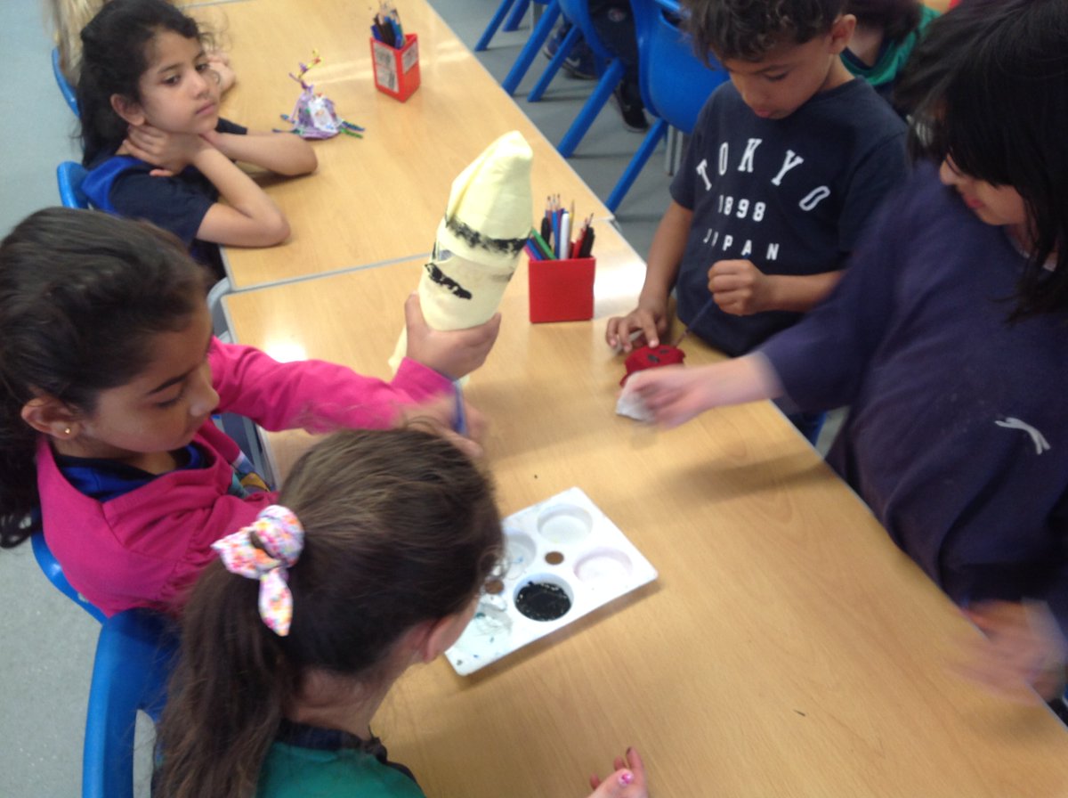 WCPSY1's tweet photo. Year 1 have been designing and creating minibeasts using junk modelling this week - we can't wait to see how they turn out! @WexhamPS https://t.co/hljGvu9KTz