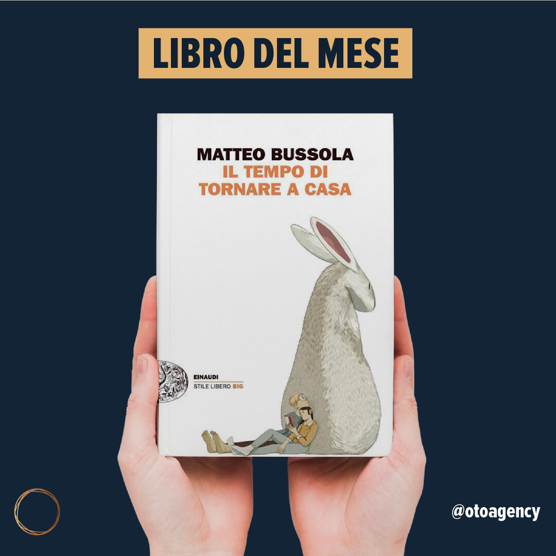 “In una stazione si incrociano le vite di vari personaggi.
In partenza per luoghi lontani o sulla via del ritorno, abbiamo tutti stessi bisogni e sofferenze e, nonostante tutto, siamo capaci di andare avanti.”

Ti consigliamo “Il tempo di tornare a casa” di Matteo Bussola!  📖
