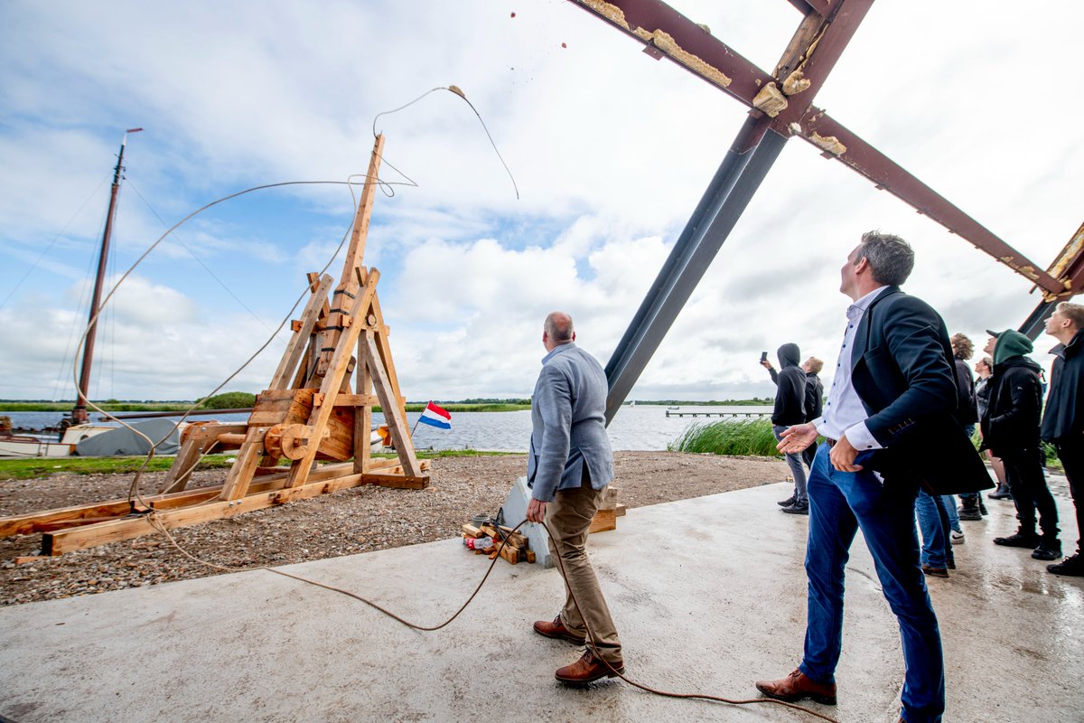 FriesMuseum's tweet photo. En... vuur! Vanochtend vlogen de watermeloenen over de Grote Wielen. Er werd getest met de 'blijde', een middeleeuwse katapult die studenten van ROC Friese Poort hebben gebouwd. Vanaf 10 september te zien in 𝑽𝒓𝒊𝒋𝒉𝒆𝒊𝒅, 𝑽𝒆𝒕𝒆𝒔, 𝑽𝒂𝒈𝒆𝒗𝒖𝒖𝒓.
https://t.co/SPu6Jn8T3Q https://t.co/CNguvYyiVF