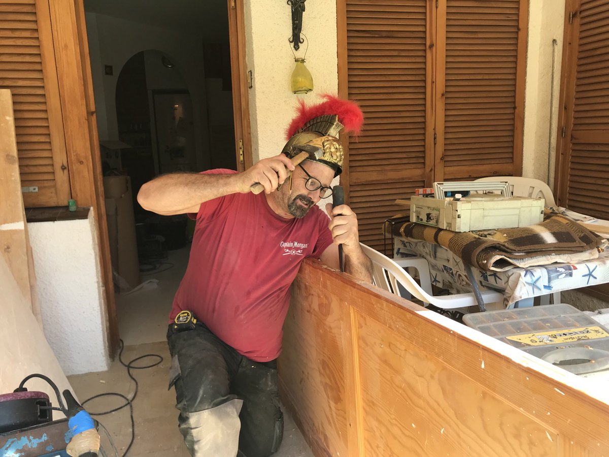 Li vaig dir que a l'obra s'havia de portar casc, però no vaig especificar...