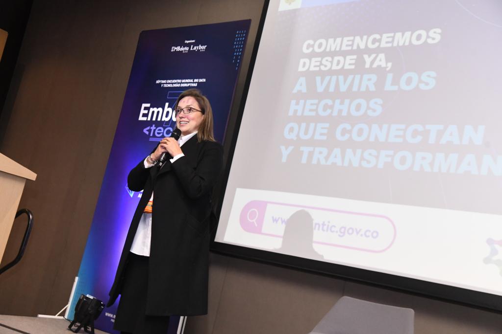Ministerio_TIC's tweet image. En #Embdata2022, la ministra TIC @CarmenLigiaV destacó logros de la #transformacióndigital, que incluyen:
☑️Más de 6 millones de talentos formados
☑️Transformación empresarial con más de 190 mil capacitados 
☑️Más de 1.5 millones autenticados en  gov.co.