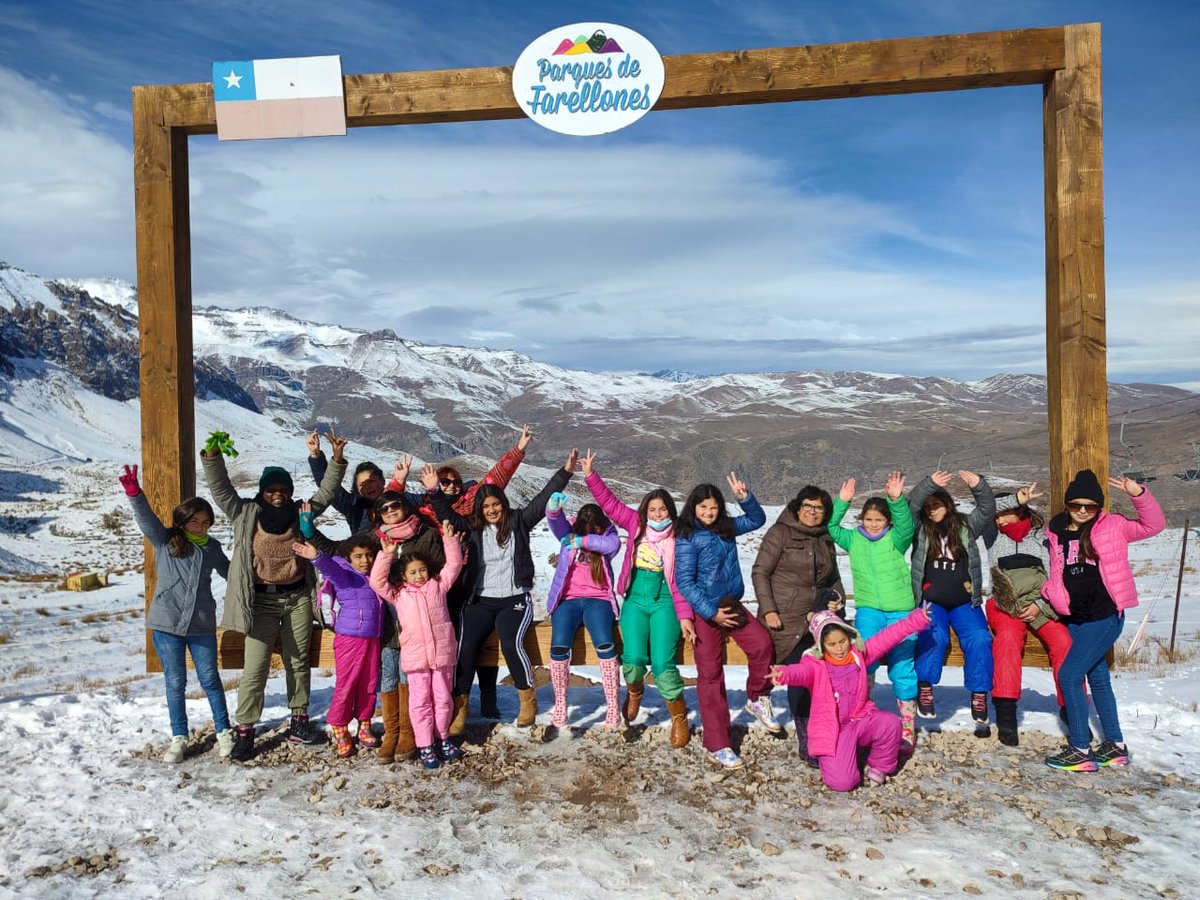 ACESKI_AG's tweet photo. ACESKI en conjunto con Parques de Farellones recibieron la visita de una delegación de 17 niñas del hogar de niñas de llolleo, pertenecientes a la protectora de la infancia, en compañía de 4 de sus educadoras de trato directo.

#chile #nieve #invierno2022 #parquesdefarellones https://t.co/jOdqO84Ks6